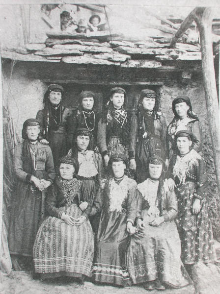 Gruppo di donne in abiti tradizionali